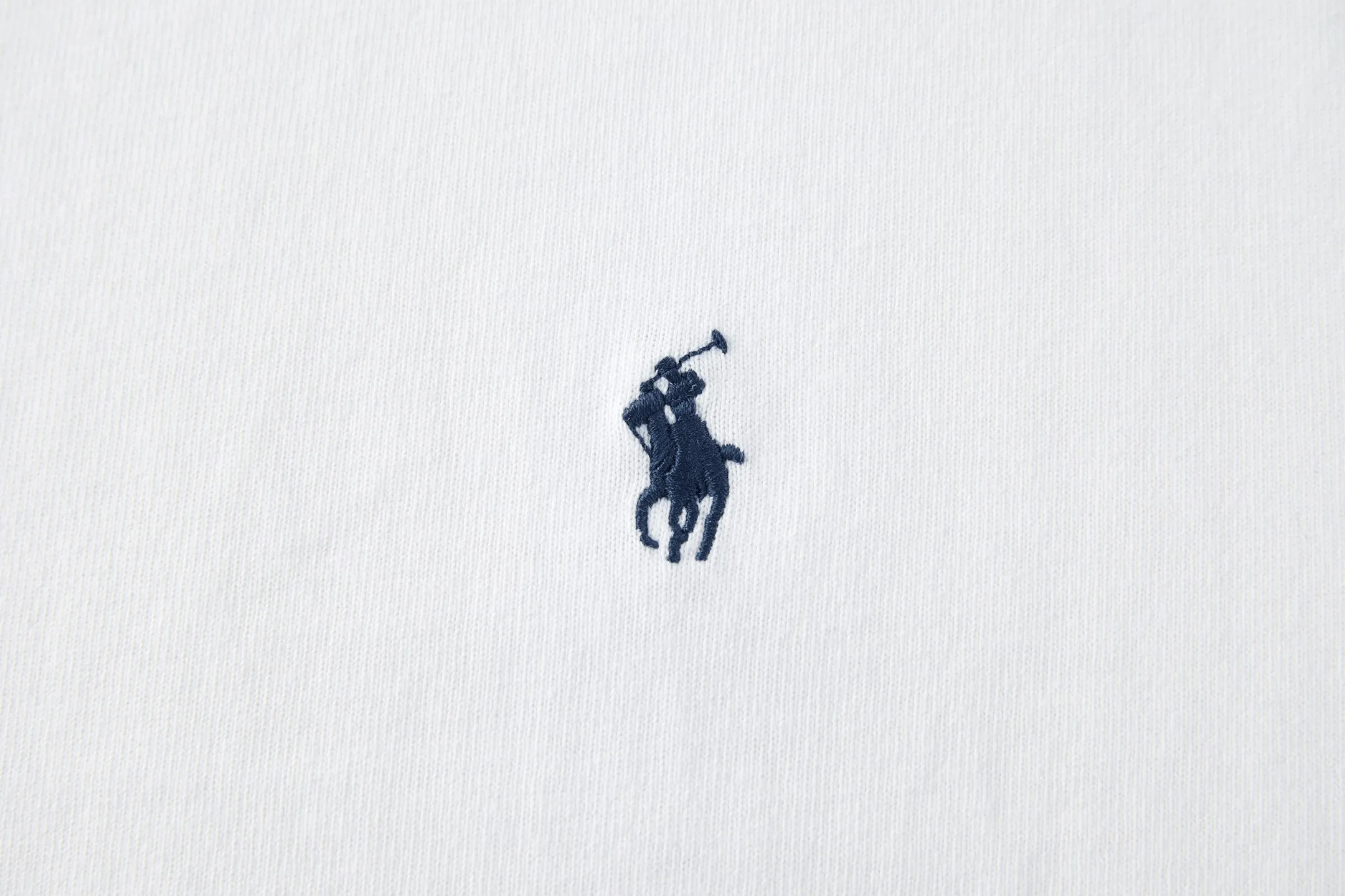 Ralph Lauren Ralph pony embroidered logo bottoming shirt. Fabric: Made of 20-count plain combed cotton. Thread: Use 1*1 high elastic Solona. Craftsmanship: The embroidery uses a 3D three-dimensional embroidery logo, embellished with the brand's polo embroidery logo, and the total number of stitches is approximately 2,600. Technology: The collar hot label is made of ultra-thin hot stamping technology and imported materials. High temperature 160 degrees hot stamping. The jersey fabric used in this T-shirt is inspired by the Polo fabric of the 1990s, which has been reinterpreted and made of cotton yarn. Accessories: Customized 1:1 washed logo Accessories: Customized 1:1 hot stamped logo Craftsmanship: Customized 1:1 embroidered logo Size: S-M-L-XL Color: Black-White-Grey Style Number: 86654